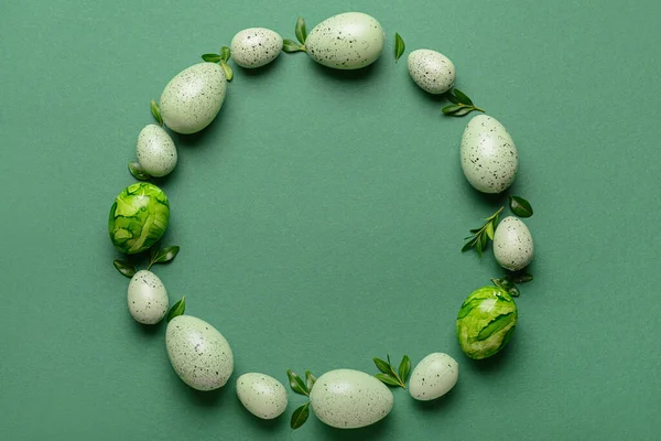 Telaio Fatto Uova Pasqua Foglie Sfondo Verde — Foto Stock