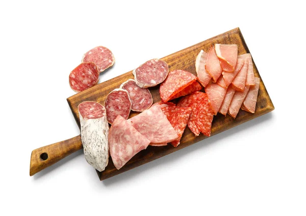 木木板与各种美味的熟食肉分离的白色背景 — 图库照片