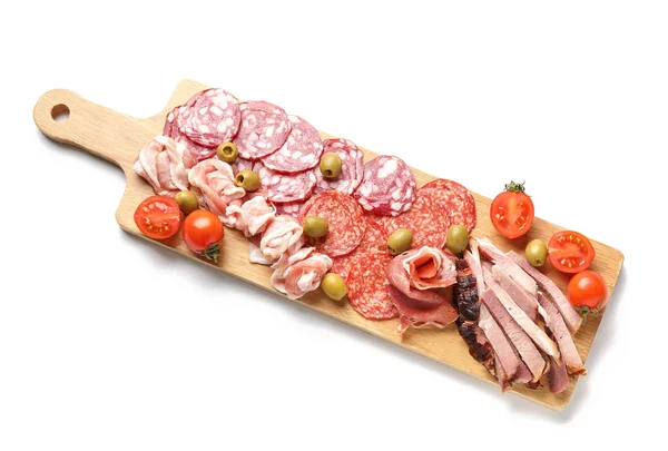 Drewniana Deska Asortymentem Smacznych Mięs Delikatesowych Izolowanych Białym Tle — Zdjęcie stockowe