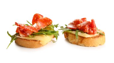 Beyaz arka planda izole edilmiş jambonlu lezzetli bruschettalar.