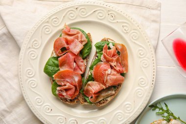 Beyaz masada jambonlu lezzetli bruschetta tabağı.
