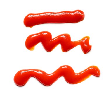 Dökülmüş lezzetli ketçap beyaz arka planda izole edilmiş.