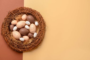 Kahverengi ve bej arkaplanlı Paskalya yumurtalı çelenk