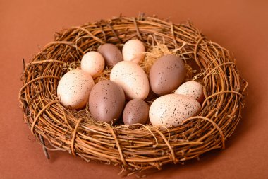 Kahverengi arka planda Paskalya yumurtalı çelenk