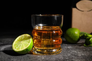 Koyu masada buzlu ve limonlu rom.