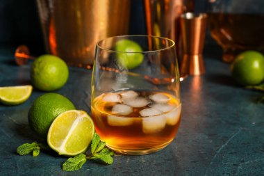 Masada bir bardak buzlu, limonlu ve naneli rom.