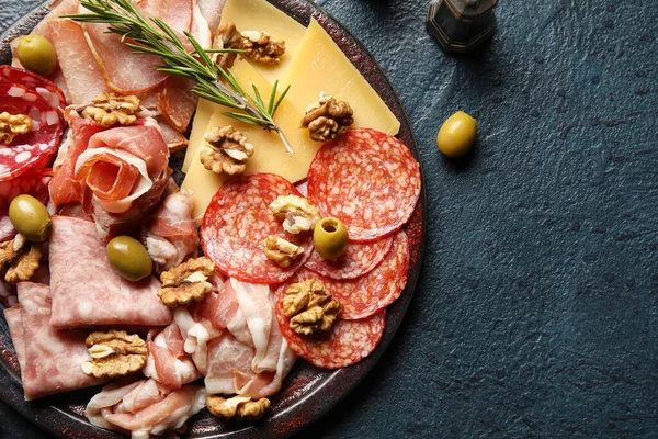 Plate Assortment Tasty Deli Meats Cheese Black Background Closeup — Stock Photo, Image