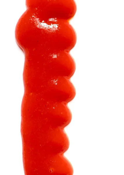 Kiöntött Ízletes Ketchup Elszigetelt Fehér Háttér Közelkép — Stock Fotó