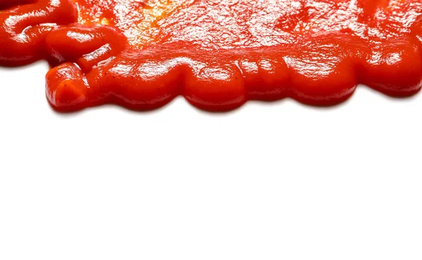 Ketchup Savoureux Renversé Isolé Sur Fond Blanc Gros Plan — Photo