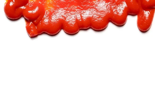 Rozlany Smaczny Ketchup Izolowany Białym Tle Zbliżenie — Zdjęcie stockowe
