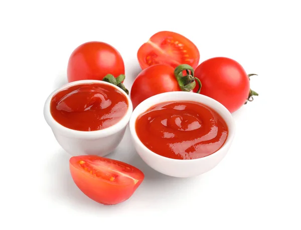 stock image Bowls of tasty ketchup and fresh tomatoes isolated on white background