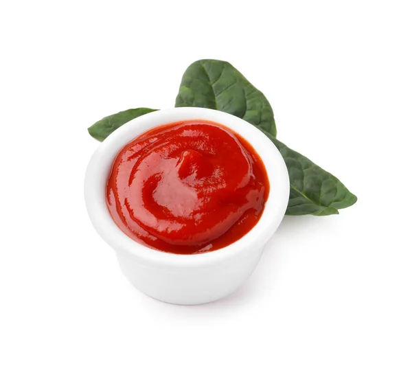 一碗美味的番茄酱和菠菜叶 背景为白色 — 图库照片