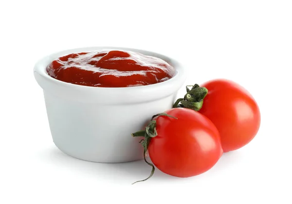 Tigela Ketchup Saboroso Tomates Frescos Isolados Fundo Branco — Fotografia de Stock