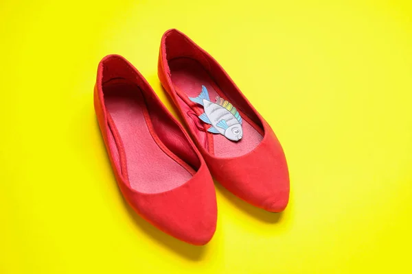 Zapatos Femeninos Con Peces Papel Sobre Fondo Amarillo Celebración Del —  Fotos de Stock