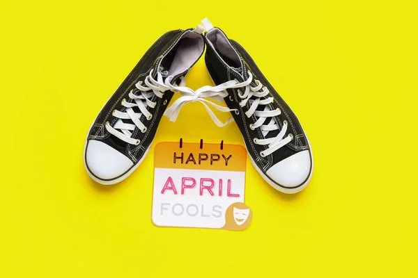 纸与文字Happy April Fools和黄底系运动鞋 — 图库照片