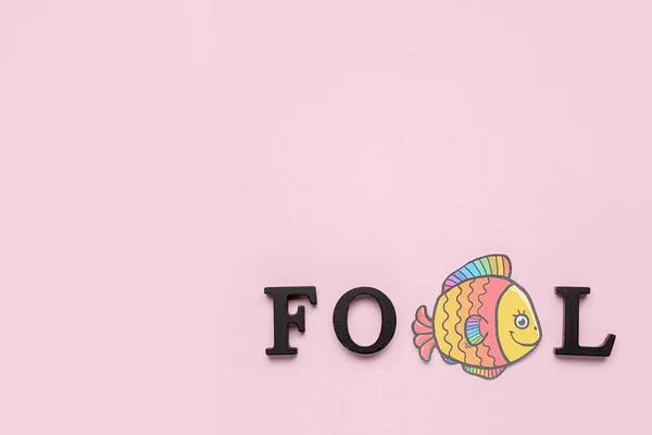 Slovo Fool Papírovými Rybami Růžovém Pozadí — Stock fotografie