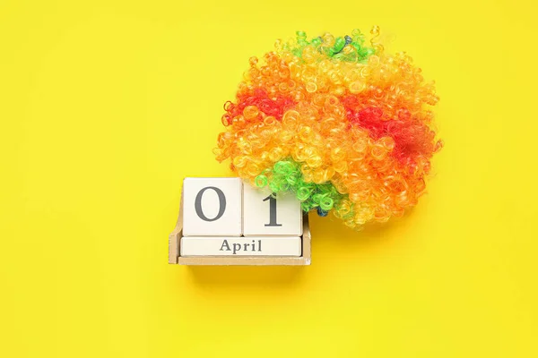 Kalendarz Datą Prima Aprilis Peruka Klauna Żółtym Tle — Zdjęcie stockowe