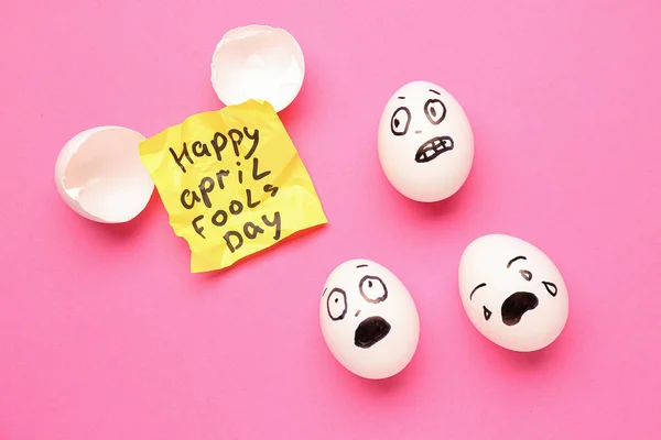 Papel Com Texto Happy Abril Fools Dia Ovos Sobre Fundo — Fotografia de Stock