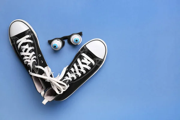 Cipőfűzős Cipők Vicces Szemüvegek Kék Háttérrel Április Bolondok Napi Ünneplés — Stock Fotó