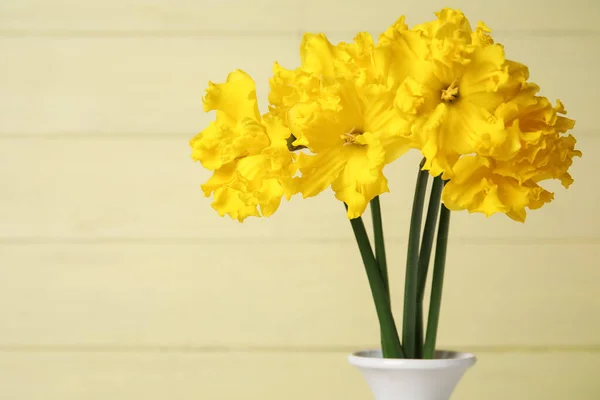 Vaso Com Flores Narciso Fundo Madeira Amarelo Close — Fotografia de Stock