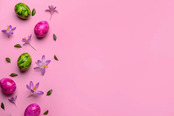 用彩绘复活节彩蛋 美丽的番红花和粉色背景的植物叶子创作的作品 — 图库照片