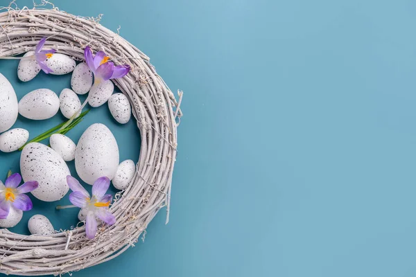 Wreath Easter Eggs Beautiful Crocus Flowers Blue Background — Stock Photo, Image