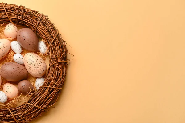 Στεφάνι Πασχαλινά Αυγά Καφέ Και Μπεζ Φόντο — Φωτογραφία Αρχείου