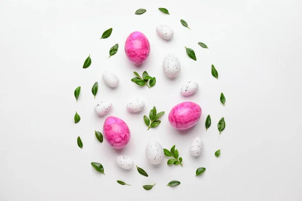 Composizione Creativa Con Uova Pasqua Foglie Piante Sfondo Bianco — Foto Stock