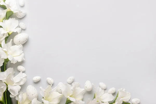 Marco Hecho Huevos Pascua Hermosas Flores Gladiolo Sobre Fondo Blanco — Foto de Stock
