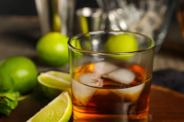 Bicchiere Rum Con Ghiaccio Menta Lime Tavola Primo Piano — Foto Stock