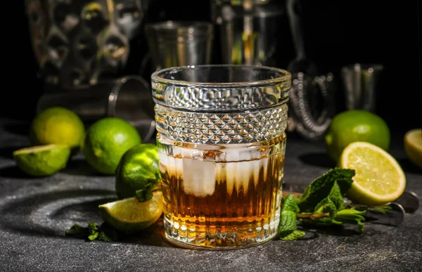 Glass Rum Ice Mint Lime Dark Table — Stock Photo, Image