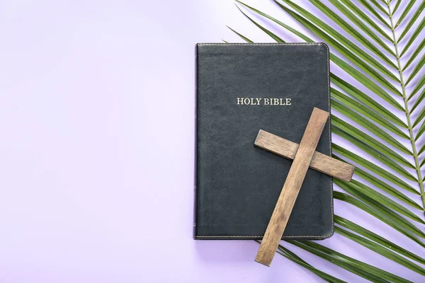 Ξύλινος Σταυρός Αγία Γραφή Και Φύλλα Φοίνικα Λιλά Φόντο Μεγάλη — Φωτογραφία Αρχείου