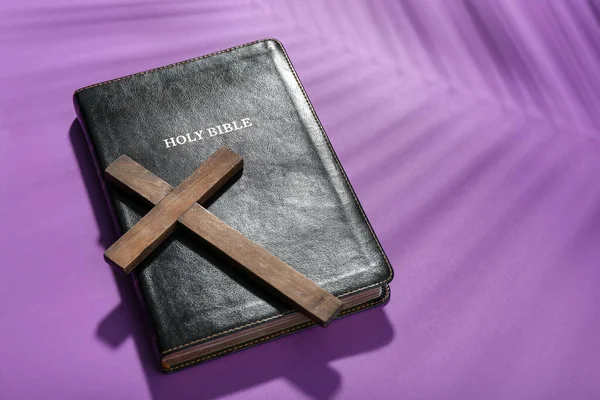 紫色の背景に聖書と木製の十字架 良い金曜日のコンセプト — ストック写真