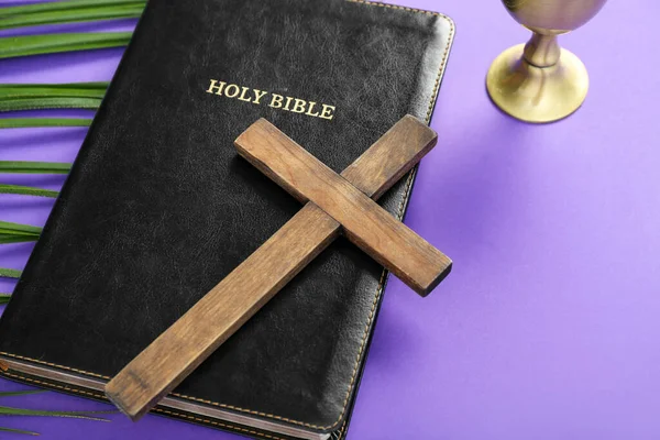 Holy Bible Wooden Cross Purple Background Closeup Good Friday Concept — Stock Photo, Image