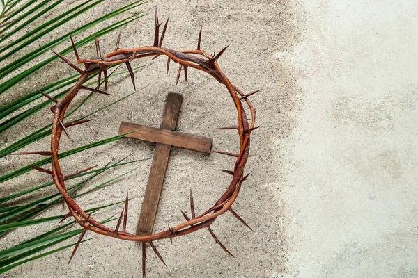 Wooden Cross Crown Thorns Palm Leaf Sand Good Friday Concept — Stock Photo, Image