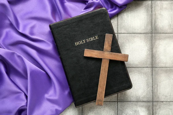Bíblia Sagrada Com Cruz Madeira Tecido Roxo Sobre Fundo Azulejo — Fotografia de Stock