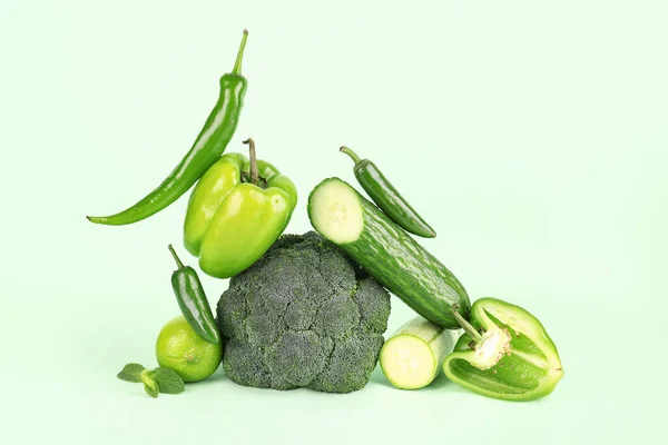 Sammansättning Med Olika Färska Gröna Grönsaker Färg Bakgrund — Stockfoto