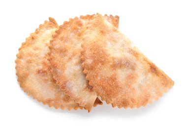 Beyaz arka planda izole edilmiş lezzetli et börekleri.