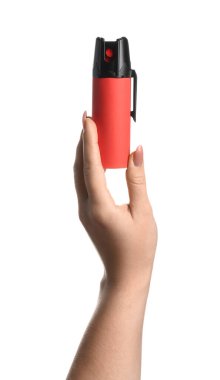 Beyaz arka planda biber gazı olan kadın.