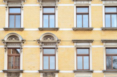 Ahşap pencereli tuğla bina manzarası