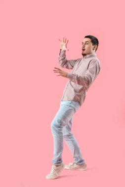 Pembe arka plandaki korkmuş genç adam