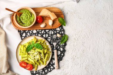 Grunge arka planında pesto makarna ile tabak