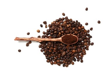 Tahta kaşık, beyaz arka planda kahve tozu ve fasulye.