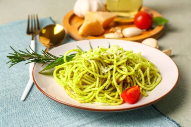 Masada lezzetli soslu makarna tabağı.