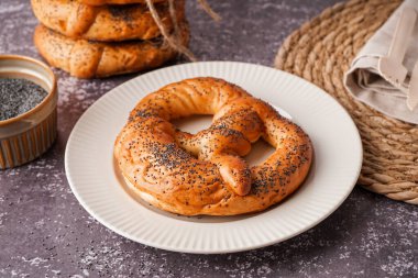 Lezzetli kraker ve haşhaş tohumlu tabak.