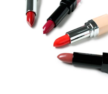 Beyaz arka plan üzerinde farklı Rujlar kümesi