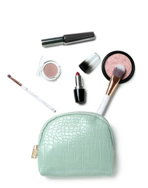 Dekoratif makyaj malzemeleri ve beyaz arka planda makyaj fırçaları olan çanta.