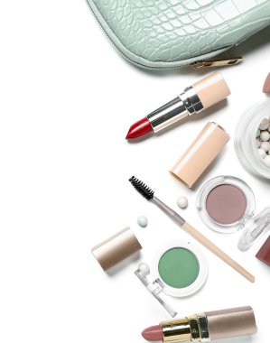 Beyaz arkaplanda izole edilmiş çantalı dekoratif kozmetik seti