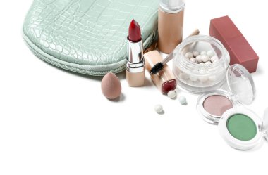 Beyaz arkaplanda izole edilmiş çantalı dekoratif kozmetik seti