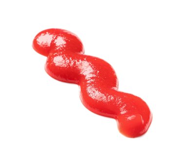 Dökülmüş lezzetli ketçap beyaz arka planda izole edilmiş.